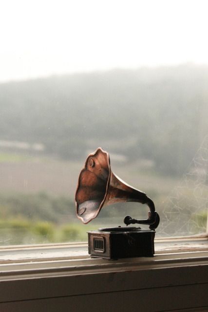 . Old Record Player, Francis Wolff, Retro Things, Novel Ideas, Music Express, All About Music, Traditional Music, Original Characters, Record Players