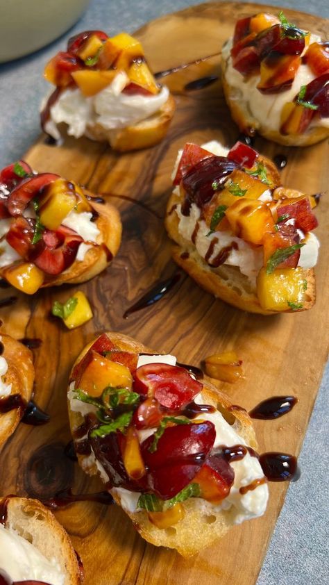 SAVE this post & make this asap. PART 4 of my Summer Snack Series will not disappoint. It’s a sweet version of a classic bruschetta. I mainly use stone fruit, but you could definitely add in more savory elements like minced garlic or shallots. 🍒🍑Stone Fruit Bruschetta Recipe🍑🍒 INGREDIENTS 1 Baguette, sliced 2 yellow peaches, diced 18 cherries, pitted and quartered 8 oz burrata 4 tbsp olive oil 3 tbsp mint, ribboned Balsamic glaze Salt INSTRUCTIONS 1. Preheat oven to 425 degrees F. Brush bag Peach And Cherry Bruschetta, Stone Fruit Bruschetta, Fruit Bruschetta Recipe, Fruit Bruschetta, Whipped Ricotta Recipe, Appetizers Appetizers, Cobb Salad Ingredients, Classic Bruschetta, Dinner Videos