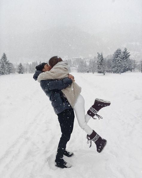 Mode Au Ski, Snow Couple, Snow Photoshoot, Miss Americana, Snow Pictures, Snow Trip, Winter Photoshoot, Couple Picture Poses, Winter Photo