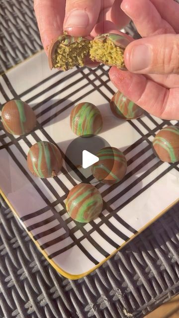 Baklava Chocolate, Kunafa Chocolate, Connie Kazan, Crazy Obsessed, Kunafa Recipe, Chocolate Bonbons Recipe, Bon Bons Recipe, Pistachio Chocolate, Chocolate Bonbons