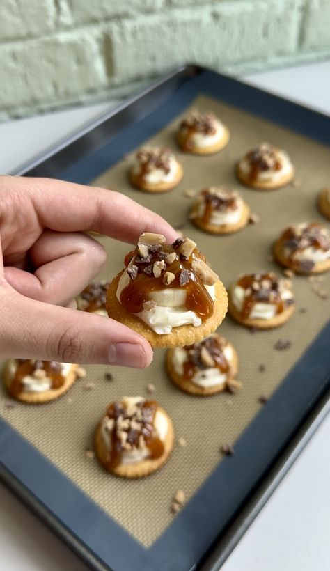 Banoffee Bites Bits And Bites Recipe, Ritz Cracker Toffee, Toffee Bites, Basic Cookie Recipe, Easy Banana Cream Pie, Banana Caramel, Cracker Toffee, Ritz Cracker, Pie Bites