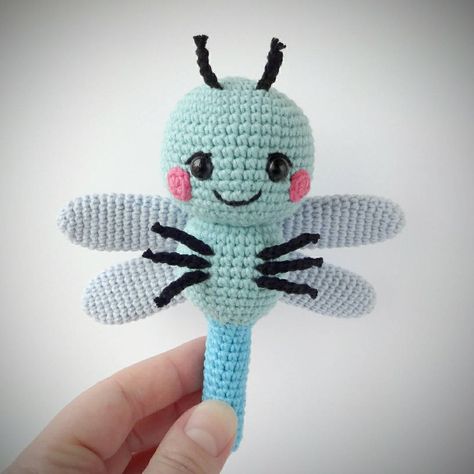 "Dragonfly 💙 easy to follow step-by-step crochet pattern" Crochet Dragonfly Pattern, Crochet Dragonfly, Crochet Brooch, Crochet Shop, Flamingo Pattern, Crochet Applique, Crochet Hook Sizes, How To Crochet, Learn To Crochet