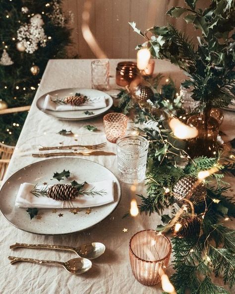 Noël 2020 : ces décorations de tables qui amèneront la m... - Grazia.fr Christmas Table Settings For Two, Christmas Table Elegant, Christmas Table For Two, Festive Table Decor, Scandinavian Tablescape, Christmas Table Flowers, Chritmas Table, Xmas Table Settings, Organic Christmas Decor