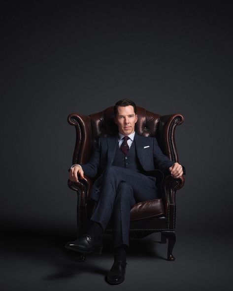 Gentleman's Club, Benedict Sherlock, English Gentleman, Benedict Cumberbatch Sherlock, Handsome Older Men, Mens Fashion Classic, Sitting Poses, Business Portrait, Elegant Man