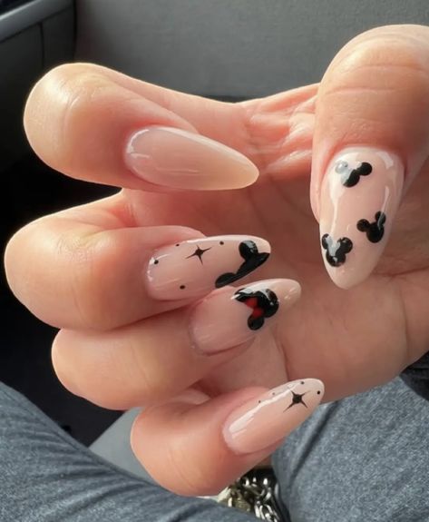 Trending Winter Nails, Nail Decoration Ideas, Disney World Nails, Fashion For Winter, Disney Themed Nails, Disneyland Nails, Disney Nail Designs, Mickey Mouse Nails, Disney Inspired Nails