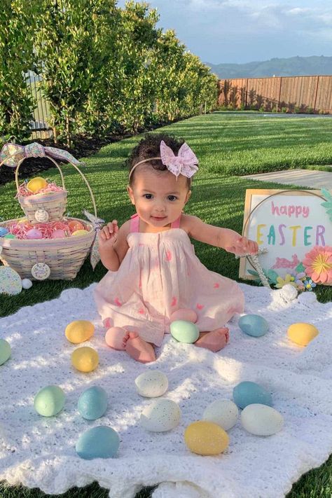 A baby girl sitting on a blanket with easter eggs. Easter Eggs Photoshoot, Baby Girl Photoshooting Ideas Easter, Easter Baby Photoshoot Peeps, Baby Easter Bunny Pictures, Baby Easter Basket Pictures, Easter Egg Hunt Photoshoot, Easter Pics For Kids, Kid Easter Photoshoot, Baby Girl Monthly Photoshoots