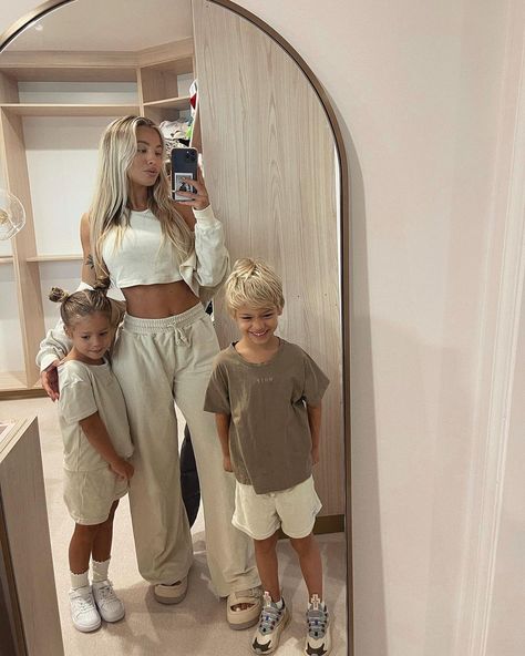 Spring Street Wear, Mom And Baby Outfits, Outfit Beige, Tammy Hembrow, Mommy Belly, We Are Grateful, Mommy Style, Stylish Maternity, Cute Family