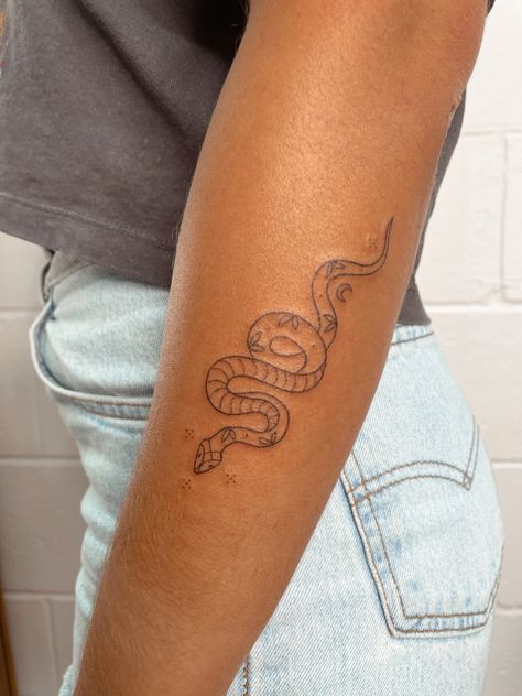 #snake #snaketattoo #tattoo #finelinetattoo Snake Tattoo Dainty, Snake Tattoo Back Of Arm, Scatter Arm Tattoos, Arm Snake Tattoos For Women, Snake Tattoo Fine Line, Pretty Snake Tattoo, Dainty Snake Tattoo, Tiny Snake Tattoo, Snake Tattoo On Arm