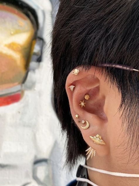 a beautifully celestial styled ear with stacked lobe piercings, a double conch, a forward helix and usual helix piercing with pretty celestial studs Theme Ear Piercings, Conch Ear Piercing Ideas, Ear Piercing Themes, Celestial Ear Piercings, Double Conch Piercing Ideas, Double Conch Piercing Studs, Celestial Piercings, Themed Ear Piercings, Cute Conch Piercing