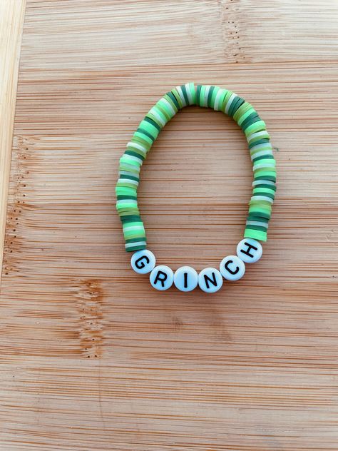 A grinch themed clay bead bracelet great for Christmas! Clay Bracelet Christmas, Clay Bracelet Ideas Christmas, Christmas Clay Bead Ideas, Winter Clay Bead Bracelet Ideas, Braclets Ideas Clay Beads Easy, Christmas Bead Bracelets, Christmas Clay Bead Bracelet Ideas, Halloween Clay Bead Bracelet Ideas, Clay Bead Bracelet Ideas Christmas