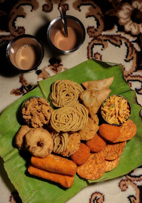 Through carefully composed photography, Mathushaa Sagthidas depicts Tamil culture, traditions and food Tamil Art Culture, Tamil Food, Tamil Culture, Disco Aesthetic, Juicy Juice, Food Donation, India Photography, Eat Pray Love, Desi Food