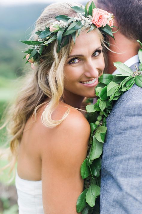 There's something about Hawaiian weddings that just draw us in! Photographed by @jennlucia Hawaiian Flower Crown, Hawaiian Weddings, Hawaiian Hairstyles, Wedding Venues Beach, Hawaiian Wedding, Maui Weddings, Wedding Hair Flowers, Wedding Chicks, Wedding Photography Poses