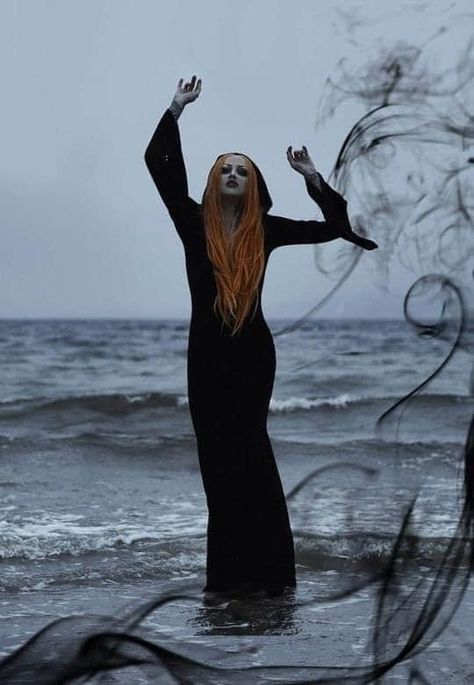 Witchy Photoshoot Ideas, Photoshoot Ideas Autumn, Tech Witch, Witch Shoot, Witchy Photoshoot, Horror Painting, Dark Beauty Fashion, Female References, Witch Photos