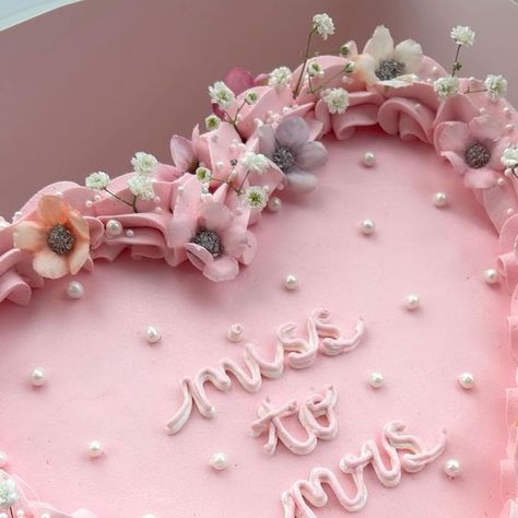 Cake That on Instagram: "the prettiest bridal shower cake ✨" Bridal Shower Inspo, Bridal Shower Cake, Shower Cakes, Bridal Shower, Shower