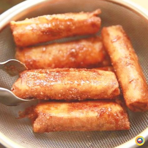 Banana Lumpia Recipe, Banana Turon, Lumpia Recipe Filipino, Turon Recipe, Banana Lumpia, Food In The Philippines, Simbang Gabi, Chamorro Recipes, Lumpia Recipe