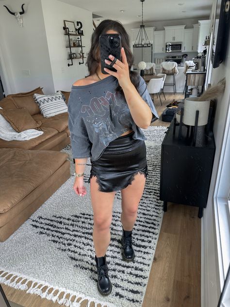 Satin Mini Skirt Outfit Summer, Band Tee And Skirt, Band Tee And Skirt Outfit, Casual Satin Skirt, Satin Skirt Street Style, Tee And Skirt Outfit, Satin Mini Skirt Outfit, Satin Skirt Outfit Casual, Grunge Skirt Outfit