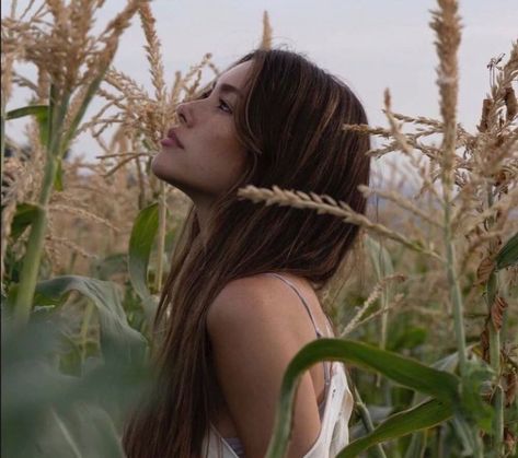 Spinnin Madison Beer, متحف فني, Beer Icon, Beer Photos, Corn Field, Queen Of Everything, Beer Poster, Madison Beer, Music Artists