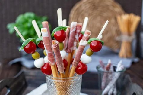 Italienisches Fingerfood - Tomate Mozzarella Spieße + Schinken Crissinis Healthy Mozzarella Sticks, Tomato Mozzarella Skewers, Italian Finger Foods, Baked Mozzarella Sticks, Caprese Salad Skewers, Caprese Skewers, Pesto Pasta Salad, Unhealthy Snacks, Cold Pasta