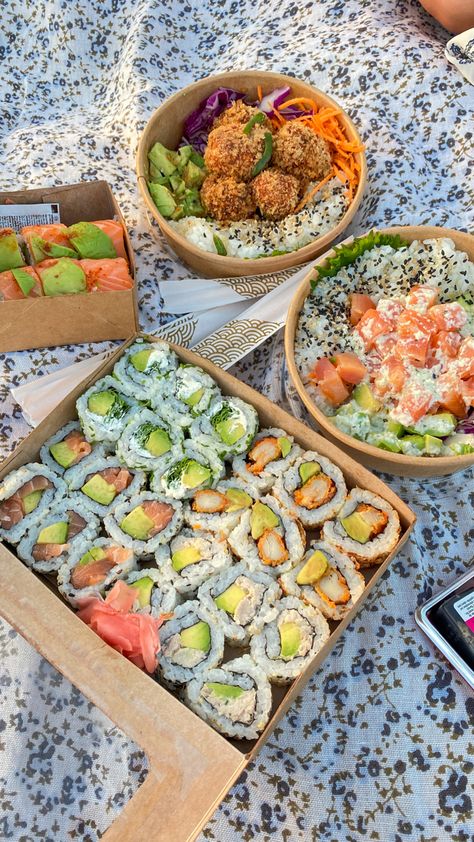 Picnic Lunch Date, Sushi Picnic Aesthetic, Sushi Picnic, Picnic Date Food, Picnic Snacks, Sushi Menu, Fall Picnic, Beach Dinner, Catering Ideas Food