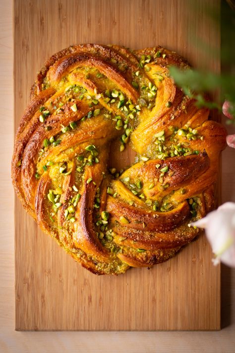 We celebrated the second Sunday of advent with a lovely saffron wreath filled with a pistachio butter. The dough was made with locally grown saffron (!!!) and I added plenty of filling so it turned out really delicious! Saffron Desserts, Saffron Butter, Saffron Bread, Second Sunday Of Advent, Bread Decoration, Pistachio Bread, Saffron Cake, Ramadan Desserts, Bread Ideas