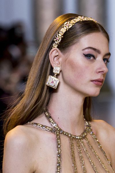 Mathapatti Hairstyles, Gaun Abad Pertengahan, Elie Saab Spring, Crown Hairstyles, Elie Saab, Look Casual, Spring 2017, Headband Hairstyles, Couture Fashion