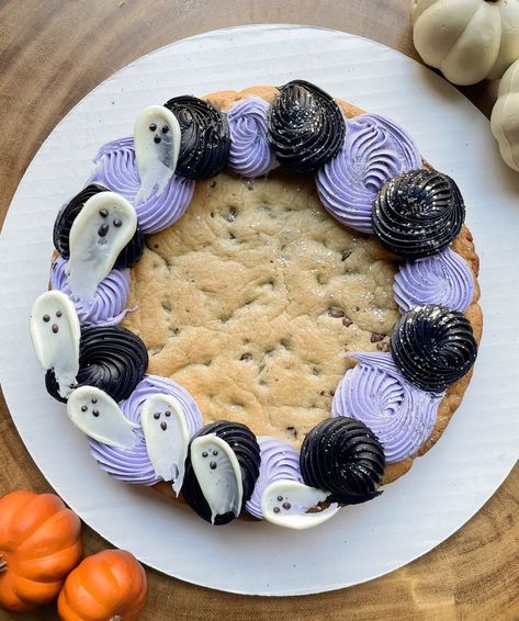 Fall Cookie Cake Slices, Chocolate Chip Cookie Cake Decorated, Ghost Cookie Cake, Cookie Cake Halloween, Cookie Cake Ideas Birthday, Fall Cookie Cakes, Halloween Cookie Cake Designs, Stacked Cookie Cake, Fall Cookie Cake Designs