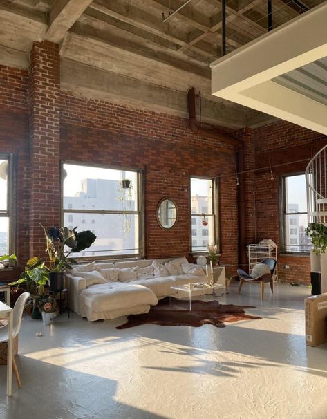 New Yorker Loft, Loft Aesthetic, Brick Apartment, Industrial Style Living Room, 아파트 인테리어, Apartment Aesthetic, Loft Living, Brick Walls, New York Apartment