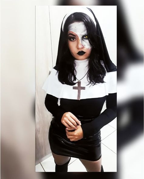 Maquiagem Halloween 🖤 inspiração  A freira  #Maquiagemartistica  #maquiagemafreira #amoo Fantasias Halloween, October 27, Halloween 2019, Halloween 2020, Costume Makeup, Couple Halloween, Halloween Town, Halloween Horror, Halloween Makeup