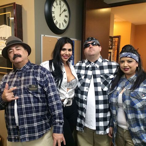 Selena Quintanilla Halloween Costume, Chola Costume, Gangster Halloween Costumes, Gangster Outfit, Gangster Costumes, Chola Style, Celebrity Costumes, Cholo Style, Chicana Style