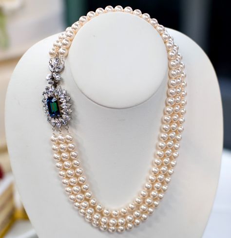 Crème de la Crème: A Royal Wedding Jewel - Inspired by Princess Diana Pearl Necklace Designs Indian, Canadian Cottage, Antique Gold Earrings, Diamond Pendants Designs, Southern Girls, Pearl Jewelry Design, Wear Pearls, Jewel Wedding, Pearl Necklace Designs