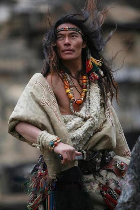 Een man uit Tibet in traditionele kleding. Foto Tips, World Cultures, People Of The World, 영감을 주는 캐릭터, Interesting Faces, 인물 사진, Mongolia, Native American Indians, Anthropology