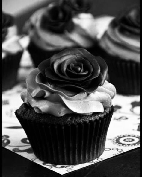 Goth Cupcake Ideas, Dark Cupcakes Aesthetic, All Black Cupcakes, Black Rose Cupcakes, Goth Cupcakes Wedding, Black Tea Cupcakes, Gothic Cakes, Rip 20s, Gothic Cake