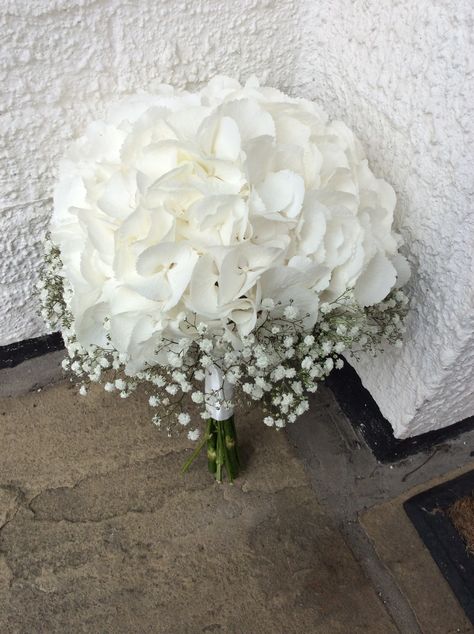 White Hydrangea Wedding Florals, Hydrangea Baby Breath Bouquet, Hydrangea And Baby Breath Bouquet, Hydrangea Buttonhole, Hortensia Wedding, White Bridesmaid Bouquet, Hydrangeas Bouquet, Hydrangea Bridesmaid Bouquet, White Hydrangea Bouquet