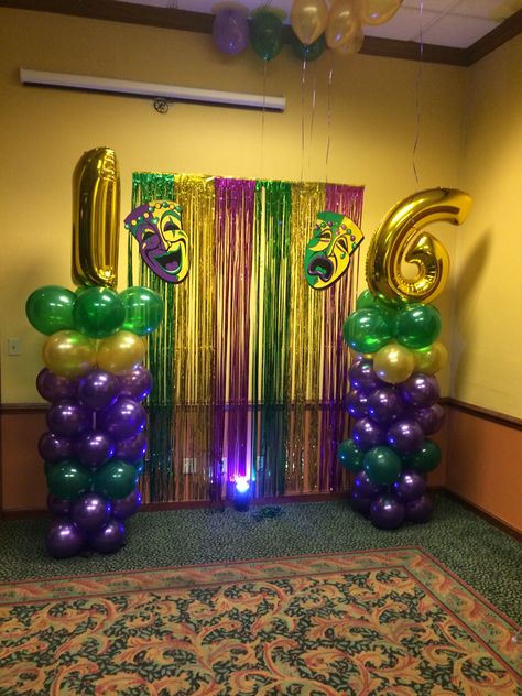 Sweet 16 Mardi Gras balloon decor and backdrop by Glitter Productions in Jacksonville Florida Birthday Balloon Surprise, Madi Gras, Mardi Gras Party Decorations, Music Theme Birthday, Trendy Party Decor, Music Themed Parties, Birthday Photo Booths, Diy Balloon Decorations, Mardi Gras Decorations