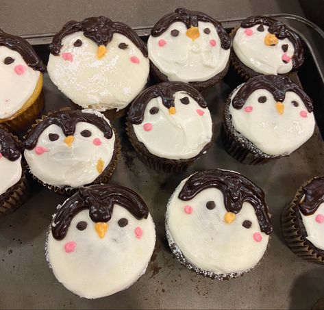 Penguin Cupcakes Easy, Penguin Food, Clown Cupcakes, Penguin Cupcakes, Penguin Cake, Penguin Cakes, How To Make Sushi, Sweet Snacks Recipes, Cute Desserts