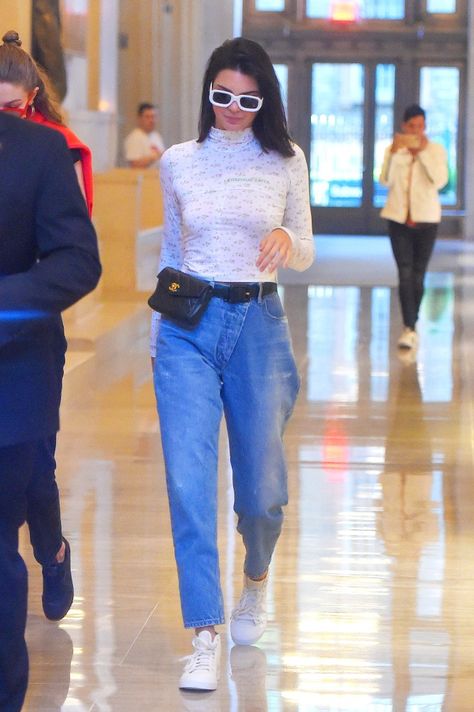 Kendall Jenner in an Eckhaus Lattta turtleneck, mom jeans, white sneakers and Chanel fannypack - click through to see more of her "mom" outfits Chanel Belt Bag Outfit, Dubai Winter, Kendall Fashion, Fannypack Outfits, Fanny Pack Outfit, Moms Jeans, Jeans White Sneakers, Looks Kylie Jenner, Kendall Jenner Outfits