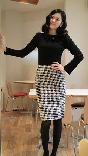 Houndstooth Pencil Skirt Black Top and Black Tights Black Houndstooth Skirt Outfit, Professional Outfits With Tights, Houndstooth Midi Skirt Outfit, Houndstooth Pencil Skirt Outfit, Black And White Skirt Outfit Winter, Black And White Pencil Skirt Outfit, Black Pencil Skirt Outfit Winter, Outfits Shorts Women, Pencil Skirt With Tights