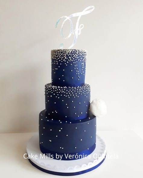 Navy Blue Cake with pearls/ Torta de 15 en azul y perlas. Navy Blue And Silver Birthday Cake, Navy Blue Cake Design, Blue Cake With Pearls, Navy Blue Quince Cake, Navy Blue And Silver Cake, Navy Blue Cake For Men, Blue And Silver Cake For Men, Navy Blue Birthday Cake, Navy Blue Cake