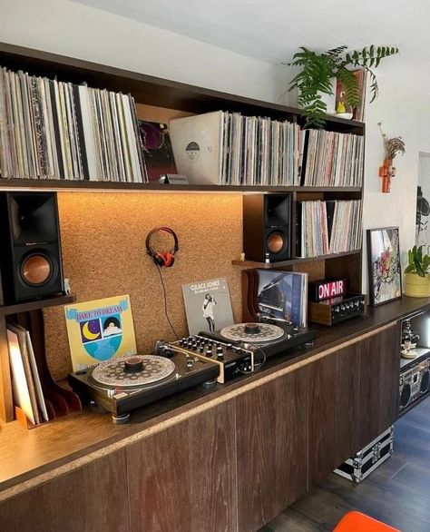 Vinyl Record Setup, Vinyl Record Furniture, Vinyl Record Room, Living Room Vinyl, Vinyl Shelf, Home Music Rooms, Vinyl Room, Sound Room, Record Room