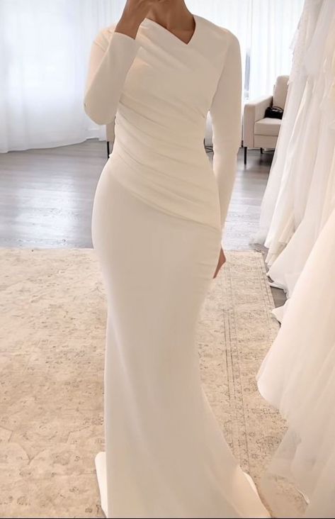 Engagement Dresses Elegant Hijab, White Dress Classy Elegant Long, Simple White Dress Classy, White Dress Classy Elegant, White Graduation Gown, Bridal Shower Fits, Hijab Engagement Dress, Soiree Dresses For Hijab, Dress White Elegant