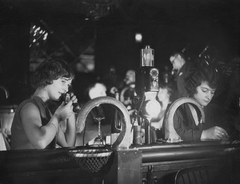 Resi Nightclub in Berlin, 1930. 1920s Berlin, Pneumatic Tube, Timeline Images, Berlin Photos, Japanese Love, History Photos, Gothic Beauty, Cabaret, Ancient History