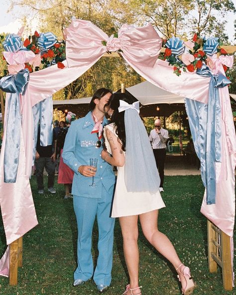 LOVE I oui oui 🥖🇫🇷💕 @clauddoingthings #theweddingexplorer #forevertogether #bestisyettocome #happy #happylife #moments #love #couple #inlove #jetaime #mariage #weddings #weddingmoment #wedding Retro Wedding Party, Vintage Wedding Aesthetic 50s, 80s Wedding Aesthetic, Retro Wedding Aesthetic, 1950s Wedding Theme, Kitsch Wedding, Tacky Wedding, 90s Wedding, Retro Wedding Theme