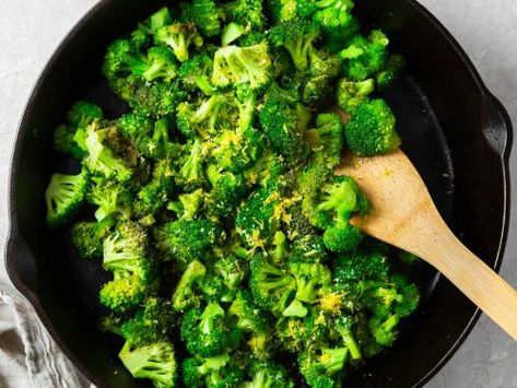 Steamed Broccoli Recipes, Easy Broccoli Recipes, Side Dish Easy, Cook Broccoli, Broccoli Sauteed, Broccoli Crowns, How To Cook Broccoli, Healthy Broccoli, Easy Broccoli