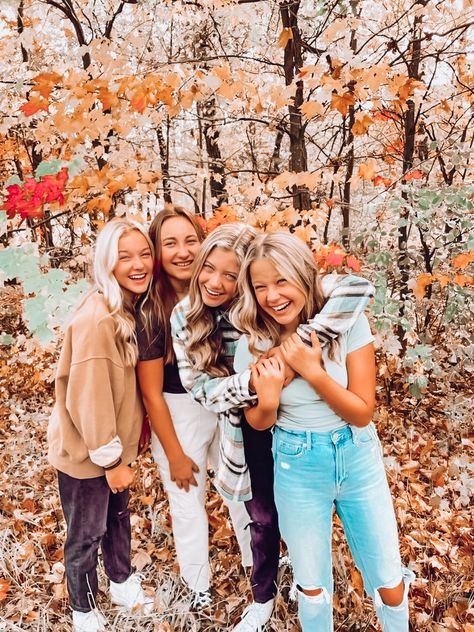 Cute Fall Friend Group Pictures, Exec Photoshoot, Pumpkin Pics, Sister Pic, Preppy Autumn, Sorority Photoshoot, Autumn Photoshoot, Friend Group Pictures, Fall Pics