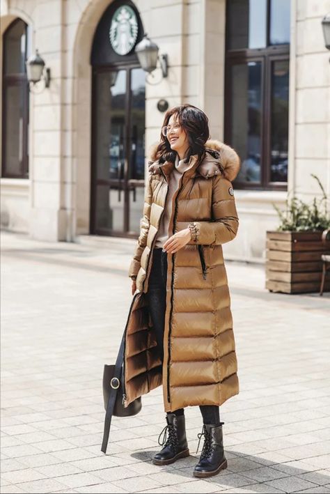 Gold maxi long puffy down coat with fur hood. Long Puffer Jacket Outfit, Girls Long Coat, Techno Clothes, Coat With Fur Hood, Puffy Winter Coat, Winter Jacket Outfits, Ladies Coats, Puffer Jacket Outfit, Long Down Coat