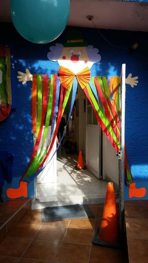 Clown Decorations Carnival Themes, School Carnival Decorations, Circus Diy, Carnival Classroom, Clown Crafts, Carnival Crafts, Circus Crafts, Theme Carnaval, Diy Carnival