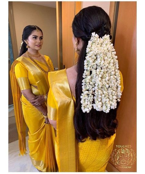 Saree And Flower In Hair, Simple Bridal Hair With Flowers, South Indian Flower Hairstyles, Traditional Hairstyle With Flowers, South Indian Gajra Hairstyle, Tamil Hairstyle With Flowers, South Indian Wedding Hairstyle, Kerala Hairstyles For Saree, Kerala Bride Hairstyles With Flowers