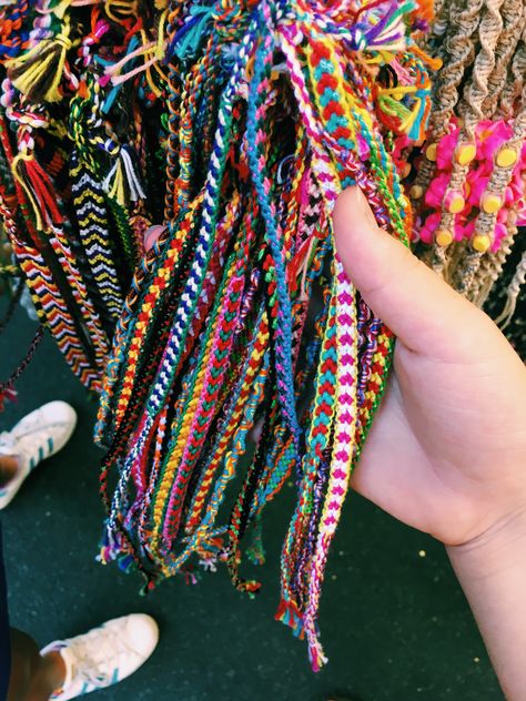 Diy Bracelets With String, Making Friendship Bracelets, Diy Friendship Bracelets Tutorial, Preppy Bracelets, String Bracelet Patterns, Wrist Jewelry, Friendship Bracelets Tutorial, Friendship Bracelets Designs, Colorful Accessories