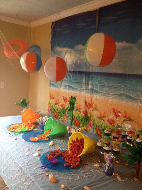 beach party Surfer Party, Indoor Beach, Beach Themed Crafts, Birthday Party Snacks, Beach Birthday Party, Hawaiian Birthday Party, Beach Party Decorations, Pool Party Decorations, Birthday Party Crafts