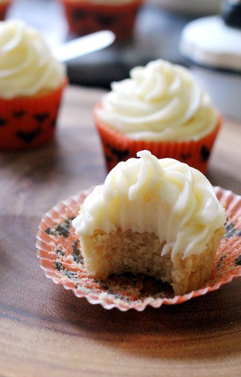 Maple Cupcakes, Frost Cupcakes, Maple Cream Cheese Frosting, Maple Cream Cheese, Maple Recipes, Maple Syrup Recipes, Maple Frosting, Coconut Dessert, Food Vegetarian